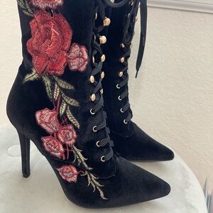 Black velvet embroidery boots